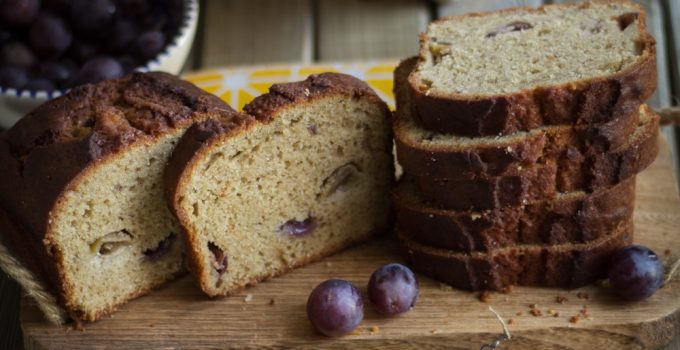 Plumcake integrale con nocciole e uva