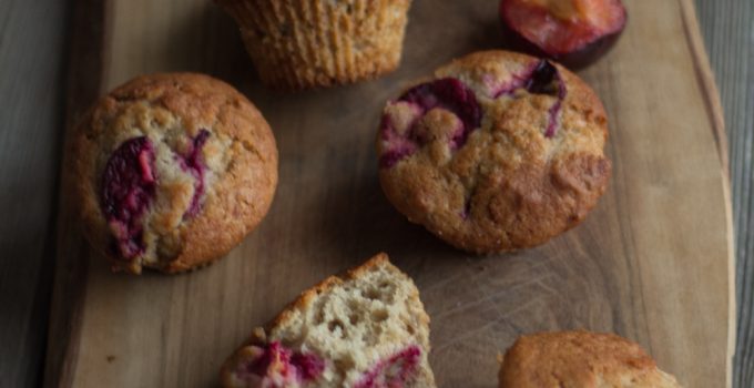 Muffin ai cereali e susine rosse